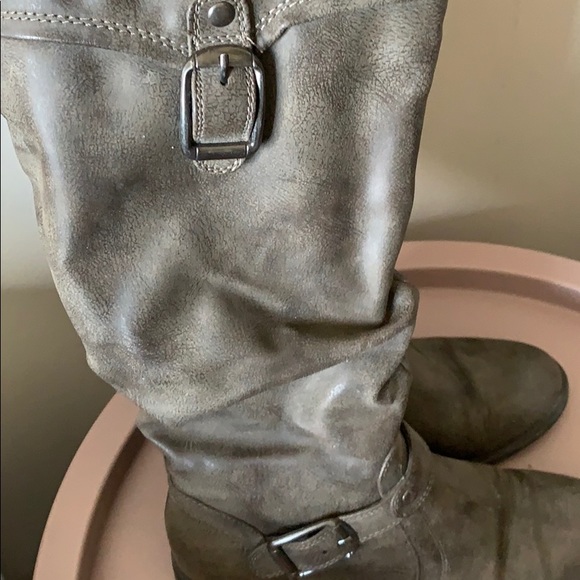 Taupe under knee flat boots - Picture 3 of 4